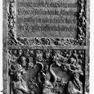 Wappengrabplatte für den Stadtrichter Georg Schwarzenberger, im Flur zum Residenzplatz an der Südwand. Rotmarmor.