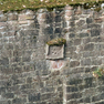 Jahreszahl auf einer Sandsteintafel an der westlichen Grabenmauer des Außengrabens.