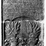 Wappengrabplatte für Veronika Tüßlinger, an der Südwand des Chores östlich neben der Tür zur Sakristei. Rotmarmor.