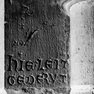 Zweizeilige Gedenkschrift neben dem Portal und unterhalb der Skulptur des Hl.Bartholomäus in (s. Kat.-Nr. 45) einen Quader eingehauen.