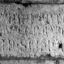Querrechteckige Inschriftentafel in der Sockelzone am Übergang zum Chorabschluss für den Steinmetz Wernhart.