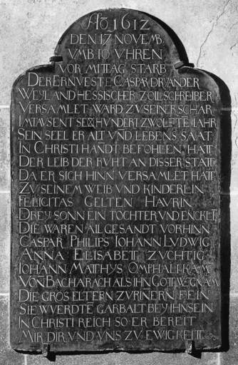 Bild zur Katalognummer 304: Schieferplattenfragment mit Inschrift aus dem Epitaph des landgräflich-hessischen Zollschreibers Caspar Dryander
