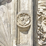 Petershof, Portal des Treppenturmes, Wappen Lochow (1552)