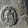 Glocke mit Gussjahr, Glockenrede, Meisterinschrift und Name, Detail Medaillon