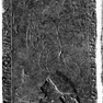 Figurale Grabplatte für den Domdekan Gundacker, an der Südwand in der östlichen Nische, untere Reihe. Rotmarmor.
