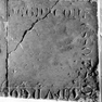 Fragment der Grabplatte einer Kunigunde, in der Parz-Kapelle an der Tür zum Kreuzgang als Treppenstufe. Rotmarmor.