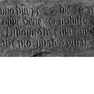 Grabinschrift für den Kanoniker Ludwig von Ebm auf der Grabplatte für Otto von Lonsdorf (Nr. 48), an der Südwand in der westlichen Nische, untere Reihe, fünfte Platte von Osten. Zweitverwendung der Platte.