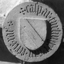 Runder Scheitelstein mit Wappen und Umschrift.