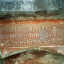 Bauinschrift im Scheitelstein eines Torbogens.