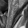 Schnitzfigur des hl. Eucharius von Trier, Detail mit Sauminschrift