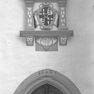 Spitzbogenportal (I) und Wappentafel (III)