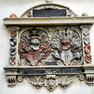 Bauinschrift, Namensinschrift und Jahreszahl auf einer Wappentafel am ehemaligen Rodensteiner Hof.