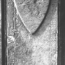 Grabplatte des 13. Jhs., wiederverwendet für Gerhusa Weis; Zustand um 1970 (Stadtarchiv Pforzheim S1-15-001-44-002)