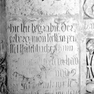Fragment einer Grabplatte für den Fleischhacker Stephan Peussel, seine Ehefrau Dorothea und eine weitere Frau, an der Südwand im zwölften Abschnitt von Westen, untere Platte. Rotmarmor.