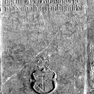 Grabplatte mit den Grabinschriften für den Bürger Bernhard Horipeckh (Nr. 384) und Afra Kurz (Nr. 868), an der Westwand, innen unter der Empore, zweite von Norden. Rotmarmor. Mehrfachverwendung der Platte.