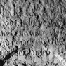 Grabinschrift für Katharina Worder auf der Grabplatte für Georg Derrer (Nr. 240), an der Westwand im fünften Joch von Norden, neben der Tür. Zweitverwendung der Platte.