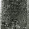 Grabplatte des Pfarrers Georg Ebenhoch aus rotem Marmor, an der Wand aufgerichtet.