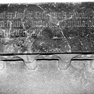 Deckplatte der Heilika-Tumba, in der Parz-Kapelle in der Nische der Südwand. Rotmarmor.