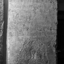 Grabplatte mit den Grabschriften für die Domkustoden Wolfgang Reyttorner (Nr. 241 †) und Johann Staindl (Nr. 385 †). Rotmarmor.