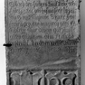 Wappengrabplatte für die Brüder Emeram und Karl von Fraunberg, im Südflügel an der Südwand im vierten Joch von Westen. Rotmarmor.