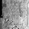 Grabplatte mit den Grabinschriften für Barbara Hobsinger, ihren Ehemann Jörg und seine zweite (?) Ehefrau Ursula (Nr. 328) an der Westwand, zwölfte von Norden. Rotmarmor.