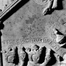 Domschatz Inv. Nr. 399, Taufkessel, Anbetung der Hl. Drei Könige, Detail: Inschrift (A. 14. Jh.)