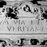 Hauptportal der Schloßkapelle, Detail mit Inschrift auf dem Architrav