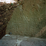 Inschriften und Jahreszahl in der linken Ecke des Deckelsteins.
