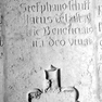 Grabplatte für den Benefiziaten Stephan Schiff, an der Südwand, 14. Abteilung von Westen, obere Platte. Rotmarmor.