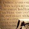 Roll- und Beschlagwerktafel mit 16zeiliger Grabinschrift auf der Grabplatte der Gräfin Dorothea von Erbach.