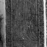 Figurale Grabplatte für den Kanoniker Johann Brantbacher, an der Südwand in der Westnische, untere Reihe, erste Platte von Osten. Rotmarmor.