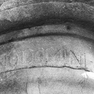 Marktbrunnen, Detail mit Inschrift am Brunnenstock