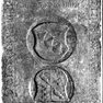 Grabinschrift für den Kanoniker Georg Reichart auf der Grabplatte für Hertnid von Lampoding (Nr. 32), an der Ostwand südlich neben der Tür zur Sakristei. Drittverwendung der Platte.