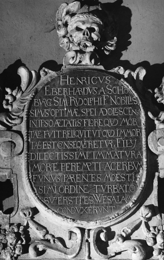 Bild zur Katalognummer 284: Obere ovale Schiefertafel des Epitaph für Heinrich Eberhard von Schönburg auf Wesel