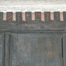 Wandschrank mit Initialen und Jahreszahl