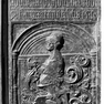 Sterbeinschrift auf der Wappengrabplatte des Georg Kaiser und seiner Frau Apollonia, geb. Wisenhofer