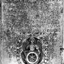 Grabtafel für den Weihbischof Paul Schicker, an der Südwand im neunten Joch von Westen, obere Platte. Kalkstein.