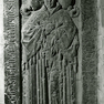 Grabplatte des Kanonikers Theoderich von Ramsberg aus rotem Marmor, ehemals im Südflügel im Boden eingelassen.