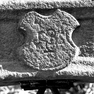 Ziehbrunnen, Westseite, Detail mit Wappen am Galgen