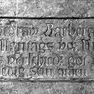 Epitaph für Barbara Sturm, an der Westwand, innen, unter der Empore, fünfte von Norden. Rotmarmor.