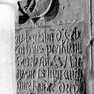 Fragment einer Grabplatte für Hans Perckhamer und drei seiner Kinder, an der Südwand im dritten Abschnitt von Westen, untere Platte, gestürzt eingebaut. Rotmarmor.