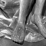 Schnitzfiguren einer Pietà, Detail mit Sauminschrift