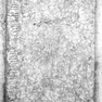 Grabinschrift für zwei Aldersbacher Mönche auf einer figuralen Grabplatte