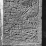Sandsteinquader mit Wappenbeischriften und Namen
