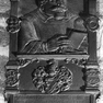 Figurale Metallplatte mit Sitfterinschrift und Sterbevermerk für den Domherrn Wolfgang Heinrich von Redwitz.