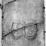 Grabplatte für Dorothea und Urban Kueschinger, im Innenhof unter der östlichen Arkade an der Wand des Schachnerbaues, in drei Teile zerbrochen.Rotmarmor. Inv.-Nr. 1492 Oberhausmuseum Passau.