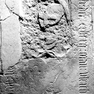 Wappengrabplatte des Ulrich Paumgartner aus rotem Marmor, im Boden eingelassen.