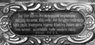 Bild zur Katalognummer 438: querovale Kartusche mit Stifterinschrift aus dem unteren Geschoss des Hochaltar der katholischen Pfarrkirche St. Martin in Oberwesel