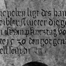 Detail zur Grabplatte mit den Grabinschriften für Barbara Heibler (I) und ihre Schwiegermutter (II), an der Wand zur Sakristei (Westwand des Querhauses), erste von Süden, oben. Rotmarmor.
