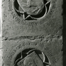 Grabplatte des Peter Giesser, auch Huntmaier genannt und seiner Ehefrau Elspeth aus rotem Marmor, an der Wand aufgerichtet.